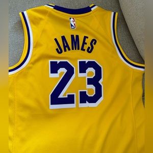 Like new boys medium lebron james nike jersey